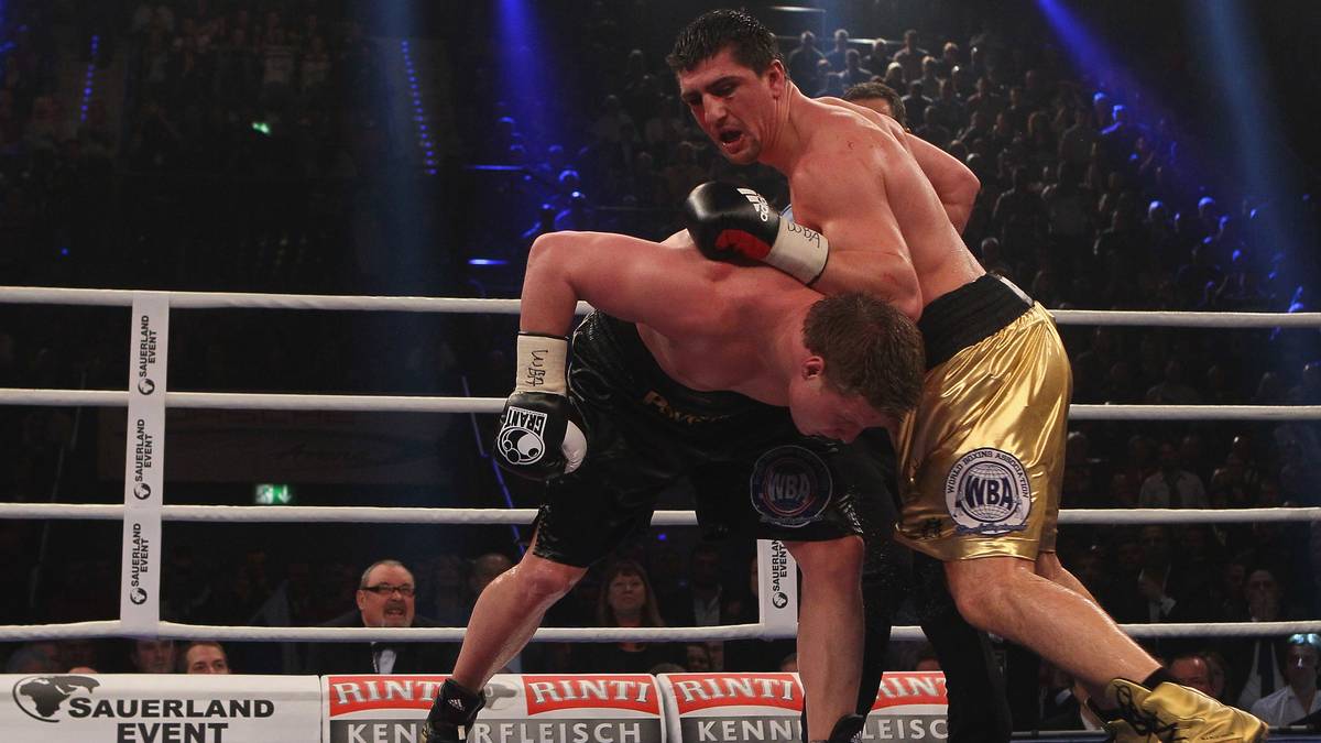 Höchst umstritten verliert Huck den Kampf nach Punkten. Dabei hat er den Russen, der nach Kampfende orientierungslos in seine Ecke taumelt, mehrfach am Rande einer K.o.-Niederlage. Durch die Pleite verpasst Huck, der zweite deutsche Weltmeister im Schwergewicht nach Max Schmeling zu werden