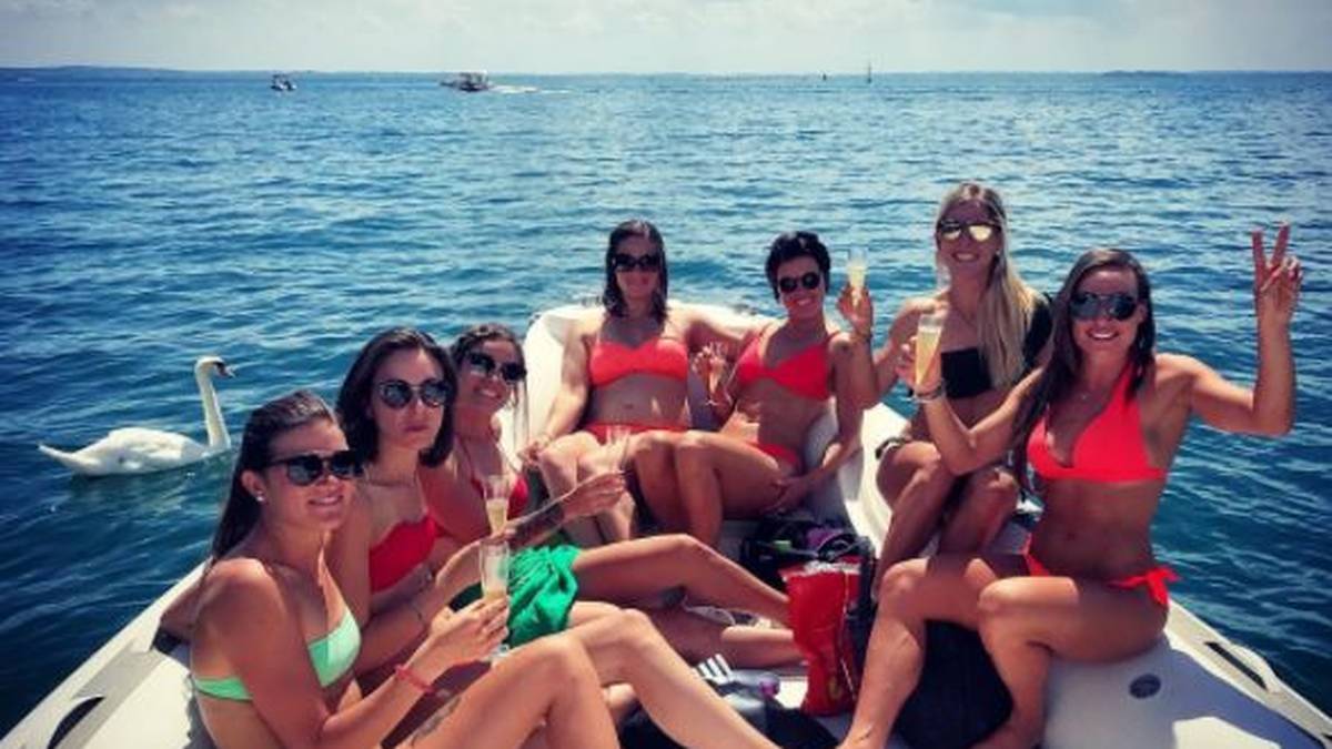 Schließlich landet sie aber wieder am Wasser in gemütlicher Runde mit Freundinnen