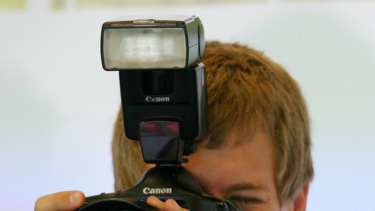 Als Vettel am 17. Juni 2007 sein erstes Formel-1-Rennen in Indianapolis bestreitet, hält er seine Eindrücke mit einem Foto-Apparat fest. Zu seinem ersten Auftritt als Formel-1-Pilot kommt es, weil sich BMW- Sauber-Stammfahrer Robert Kubica beim Rennen zuvor in Montreal bei einem Unfall schwer verletzt