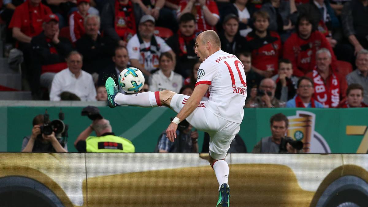 Bitte einsteigen, weiter geht die wilde Fahrt! Arjen Robben mit einer artistischen Einlage