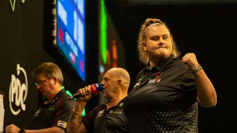 Vor rund zwei Monaten sorgte das Britische Darts Talent Beau Greaves für Aufsehen, als sie verkündete, nicht an der Darts-WM im Ally Pally teilzunehmen. Nun begründet die 19-Jährige ihre brisante Entscheidung.  