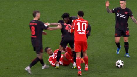 Michael Olise leitet Bayerns Führungstor im Pokalduell mit Bayer Leverkusen mit der Hacke ein, sorgt aber auch als Reizfigur für Aufmerksamkeit.