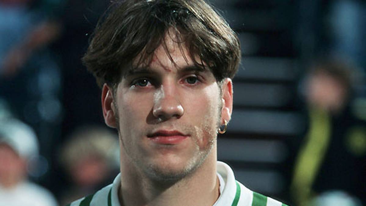 Die Bundesliga-Karriere startet für Frings dort, wo sie nun auch endet: bei Werder Bremen. 1997 wechselt der damals 20-Jährige vom Zweitligisten Alemannia Aachen zu den Hanseaten, damals noch mit "bravem" Kurzhaarschnitt