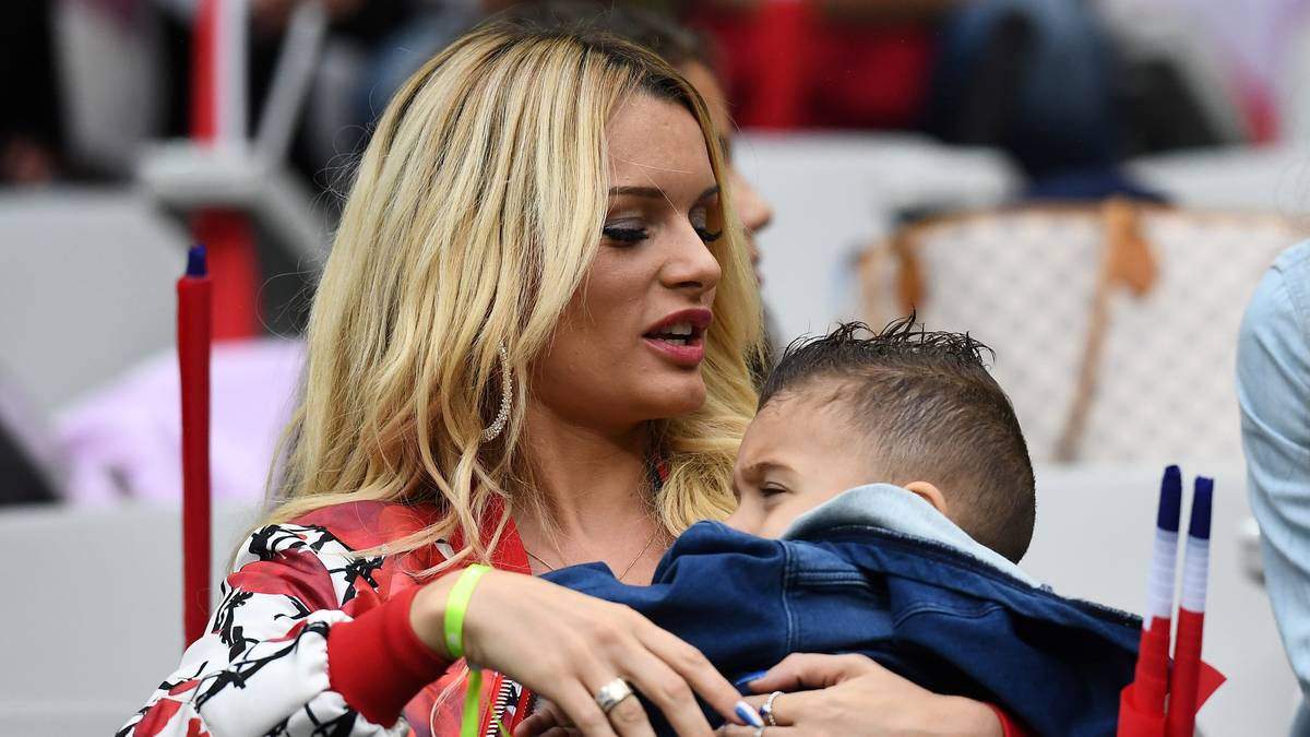 Frankreichs Aufsteiger Dimitri Payet hat bereits einen Sohn. Der klammert sich vor Beginn der Partie im Stade de France an Mama Ludivine