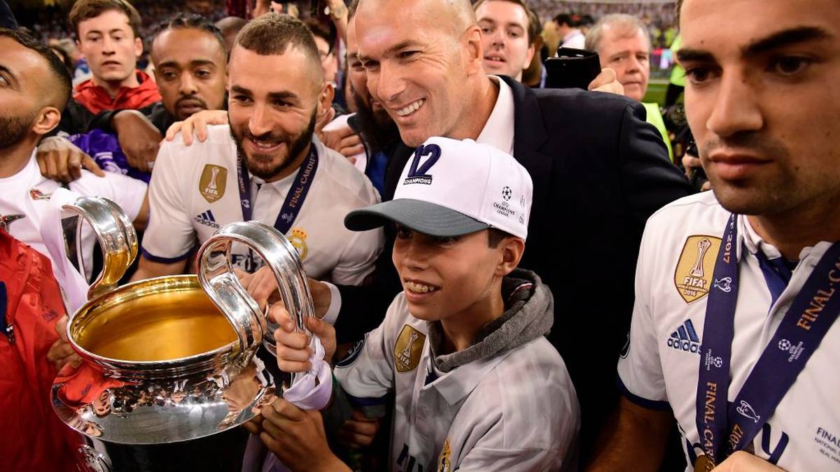 ZINEDINE ZIDANE (Real Madrid): In drei Jahren als Trainer von Real Madrid holte die Fußball-Legende fast alle Titel, die es im Vereinsfußball zu gewinnen gibt. In jeder Saison seiner Amtszeit gewann der Franzose die Champions League (2016, 2017, 2018)