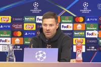 Bayer Leverkusen empfängt in der Champions League das italienische Topteam AC Mailand. Trainer Xabi Alonso zählt auf der Pressekonferenz die Spieler auf, auf die seine Mannschaft besonders aufpassen muss.