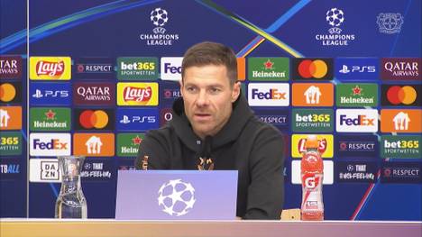 Bayer Leverkusen empfängt in der Champions League das italienische Topteam AC Mailand. Trainer Xabi Alonso zählt auf der Pressekonferenz die Spieler auf, auf die seine Mannschaft besonders aufpassen muss.