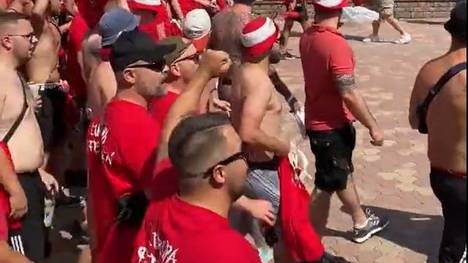 Das Hinspiel in der Conference-League-Qualifikation verlor der 1. FC Köln zuhause mit 1:2, zum Rückspiel in Ungarn sind zahlreiche Fans zur Unterstützung mitgereist.