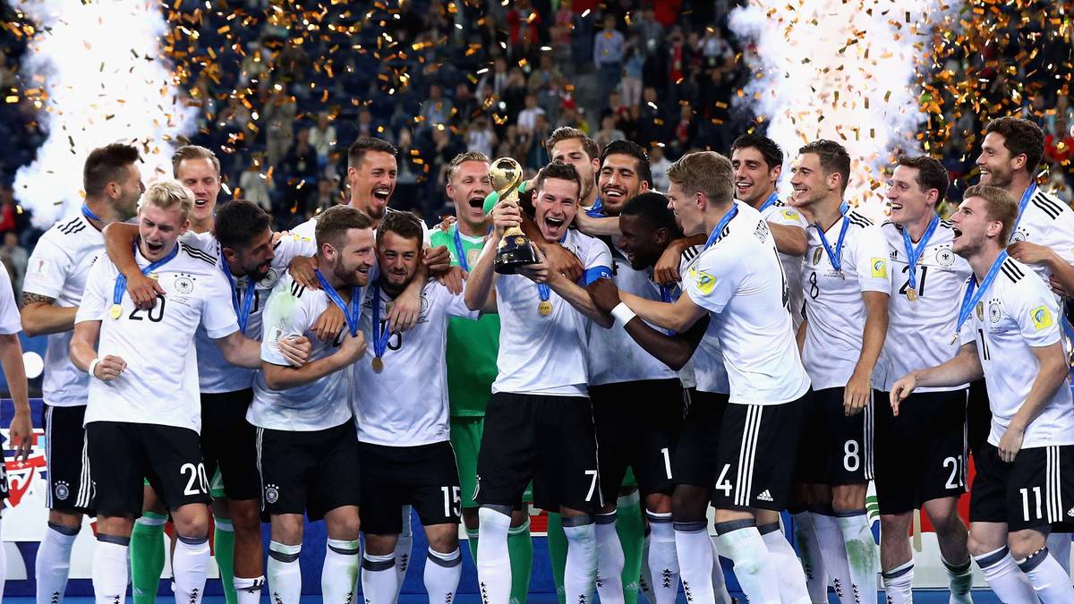 Endlich darf gefeiert werden! Die deutsche Nationalmannschaft stemmt den Pokal in den Nachthimmel Russlands