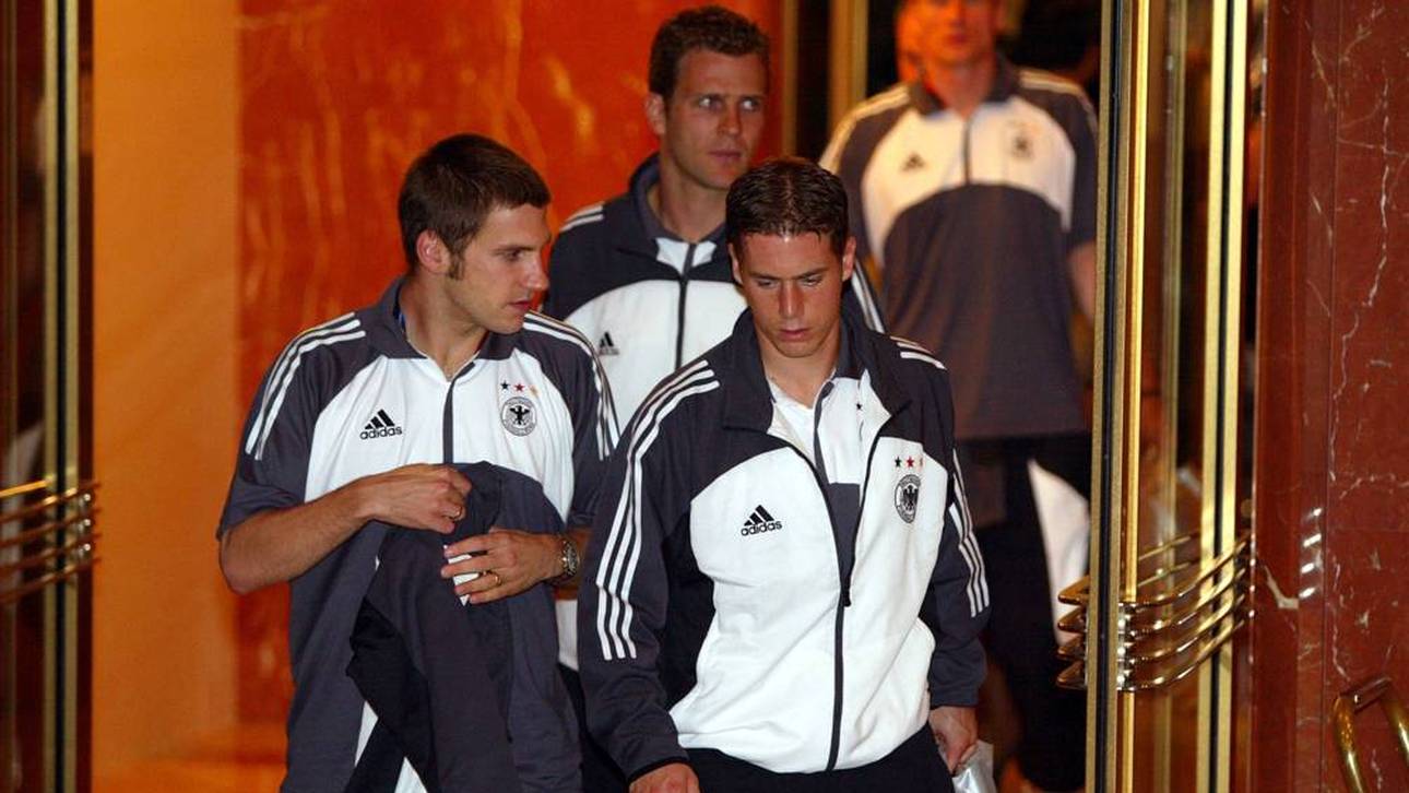 Lars Ricken (r.) und Torsten Frings betreten den Empfang, dahinter Oliver Bierhoff 