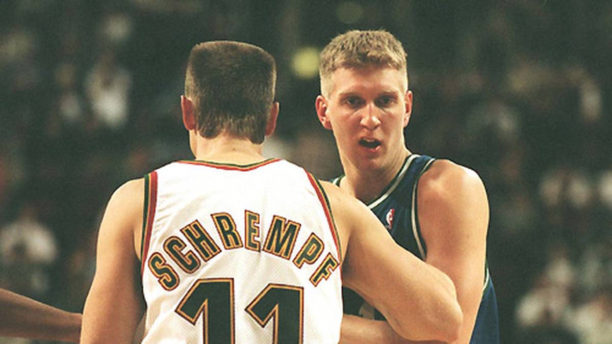 Vor gut 20 Jahren beginnt die NBA-Laufbahn eines der größten deutschen Sportler aller Zeiten. Dirk Nowitzki gibt am 5. Februar 1999 gegen Detlef Schrempf und die Seattle SuperSonics sein Debüt für die Dallas Mavericks