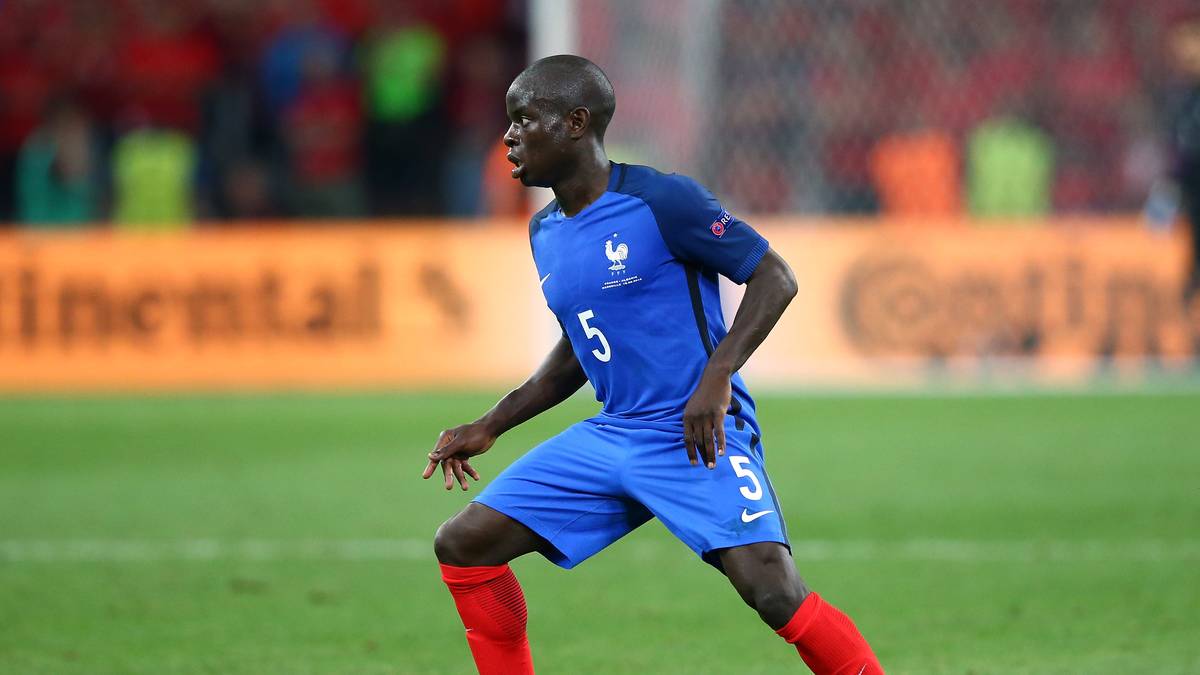 N'Golo Kante (25, Leicester City, 6 Länderspiele, 1 Tor):  Wurde mit Leicester City sensationell Meister in England. Seine Mutter war Putzfrau, der Vater Müllmann. Das Paar musste insgesamt neun Kinder versorgen. Im Alter von elf Jahren ereilte Kante dann ein Schicksalsschlag: Der Vater starb. Bis heute weigert er sich, darüber zu sprechen