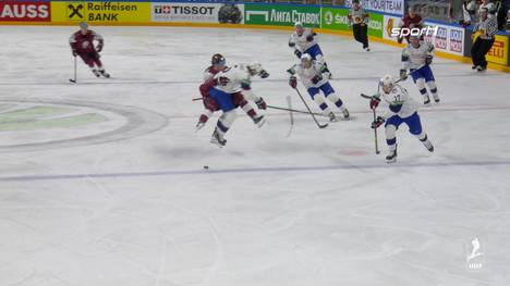 Rodrigo Abols muss bei der Eishockey-WM einen Monster-Check einstecken - fair, aber schmerzhaft. Eine der Szenen dieser Weltmeisterschaft bei der Partie Lettland-Norwegen.