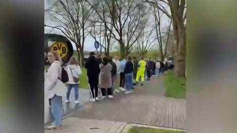 Borussia Dortmund hat ein neues Sondertrikot veröffentlicht. Das Jersey löst einen großen Andrang vor dem BVB-Fanshop am Signal Iduna Park in Dortmund aus.