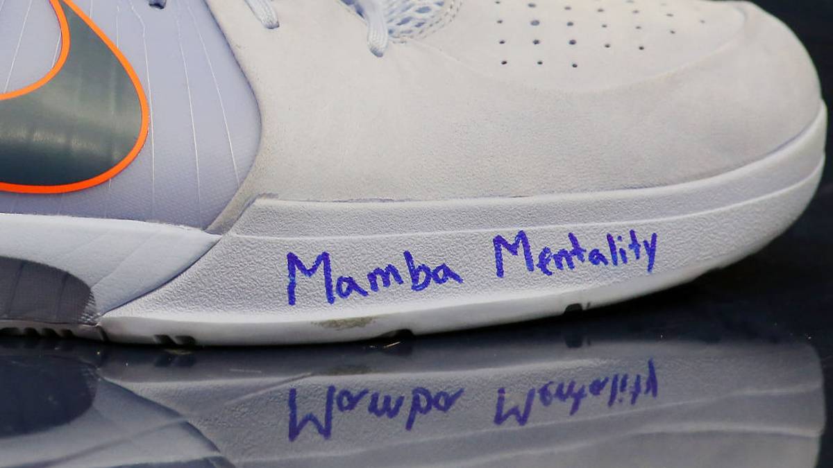 Mit den Worten "Mamba Mentality" ehrte Jaxson Hayes, Spieler der New Orleans Pelicans, Kobe Bryant und seine Tochter auf besondere Weise. Hayes trug diese Schuhe im Spiel gegen die Boston Celtics