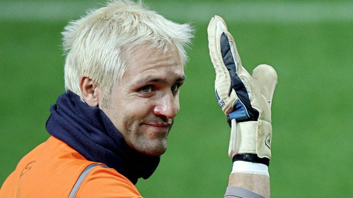 SANTIAGO CANIZARES: Kurz vor der WM 2002 steigt die Nummer eins der spanischen Nationalmannschaft aus der Dusche und tritt in die Scherbe einer heruntergefallenen Aftershave-Flasche. Die Sehne im Fuß wird durchtrennt, Trainer Jose Antonio Camacho sieht von einer Nominierung ab. Iker Casillas lässt sich in der Folge lange nicht mehr aus dem spanischen Nationaltor verdrängen