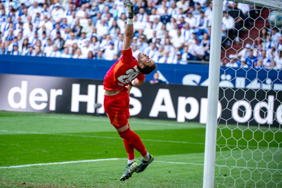 SPORT1 präsentiert die Top 10 Szenen vom 34. Spieltag der 2. Bundesliga: Mahir Emreli schießt Eintracht Braunschweig im Alleingang in die Abstiegsrelegation, Lilian Egloff beendet per Doppelpack die Paderborner Aufstiegshoffnungen und Felix Klaus versaut dem HSV durch einen Dreierpack die Meisterschaft.