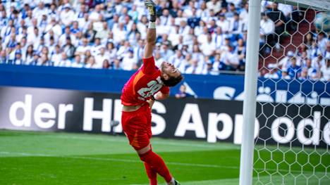 SPORT1 präsentiert die Top 10 Szenen vom 34. Spieltag der 2. Bundesliga: Mahir Emreli schießt Eintracht Braunschweig im Alleingang in die Abstiegsrelegation, Lilian Egloff beendet per Doppelpack die Paderborner Aufstiegshoffnungen und Felix Klaus versaut dem HSV durch einen Dreierpack die Meisterschaft.