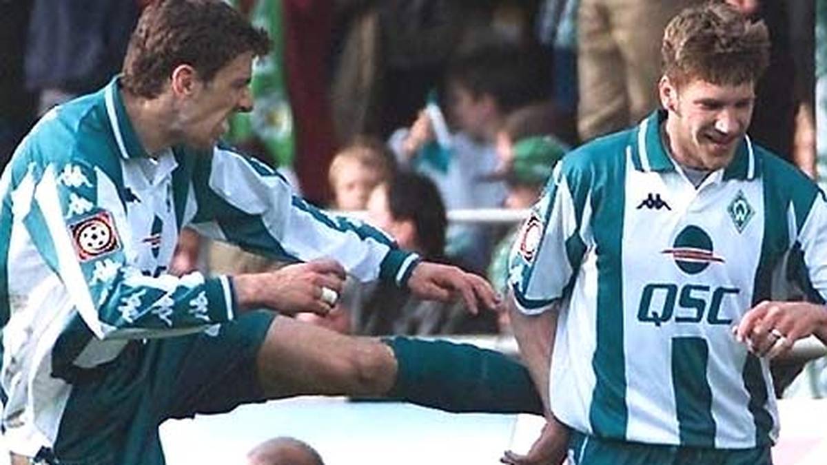 In Bremen braucht Frings anfangs den ein oder anderen Tritt in den Hintern, wie hier vom älteren Kollegen Mladen Krstajic. Aber schließlich gelingt dem Mittelfeldspieler der Durchbruch und er schafft es ins DFB-Team