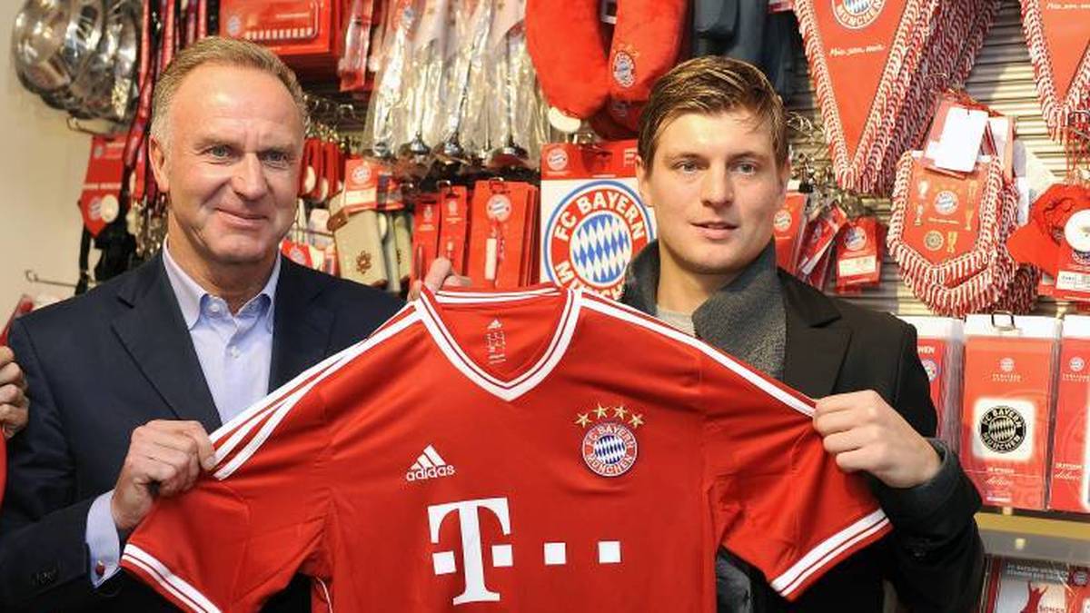 Toni Kroos mit Bayern-Boss Karl-Heinz Rummenigge (l.)