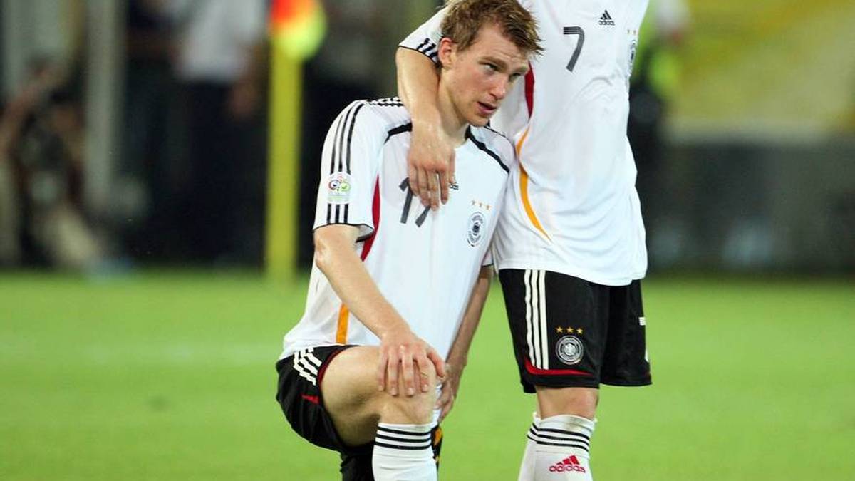Per Mertesacker (l.) und Bastian Schweinsteiger nach dem deutschen WM-Aus 2006