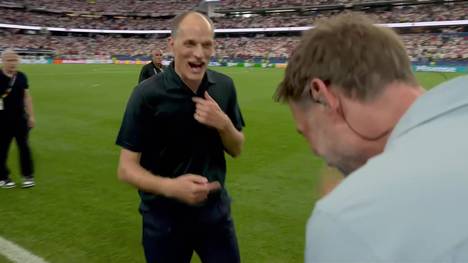 Nach Englands Auftaktsieg bei der WM 2026 gegen Kroatien begegnen sich Jürgen Klopp und Thomas Tuchel am Spielfeldrand. Der TV-Experte verneigt sich vor seinem Trainerkollegen und verpasst ihm eine freundschaftliche Watschn. Anschließend verrät er, was Thema des kurzen Austauschs zwischen den beiden war.