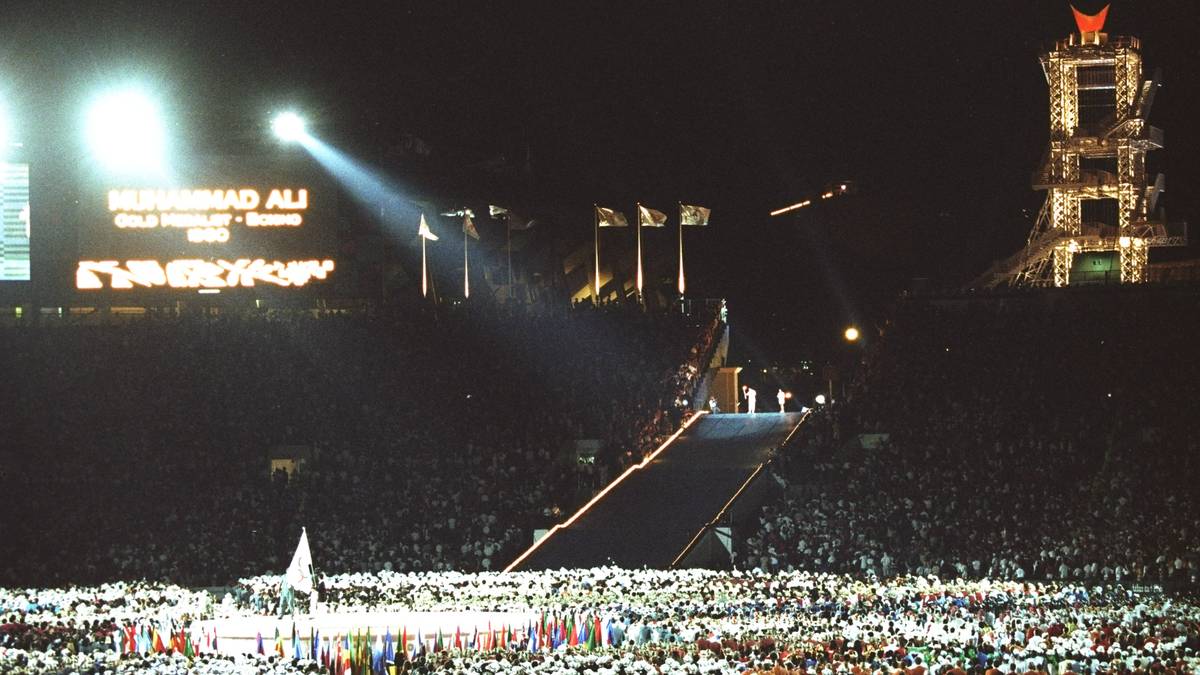 Dass emotionale Momente bei Olympischen Spielen nicht immer unmittelbar mit dem sportlichen Geschehen zusammenhängen müssen, bewies die Eröffnungsfeier 1996 in Atlanta. Die große Frage war: Wer würde die olympische Flamme entzünden? Und die Antwort war mehr als spektakulär