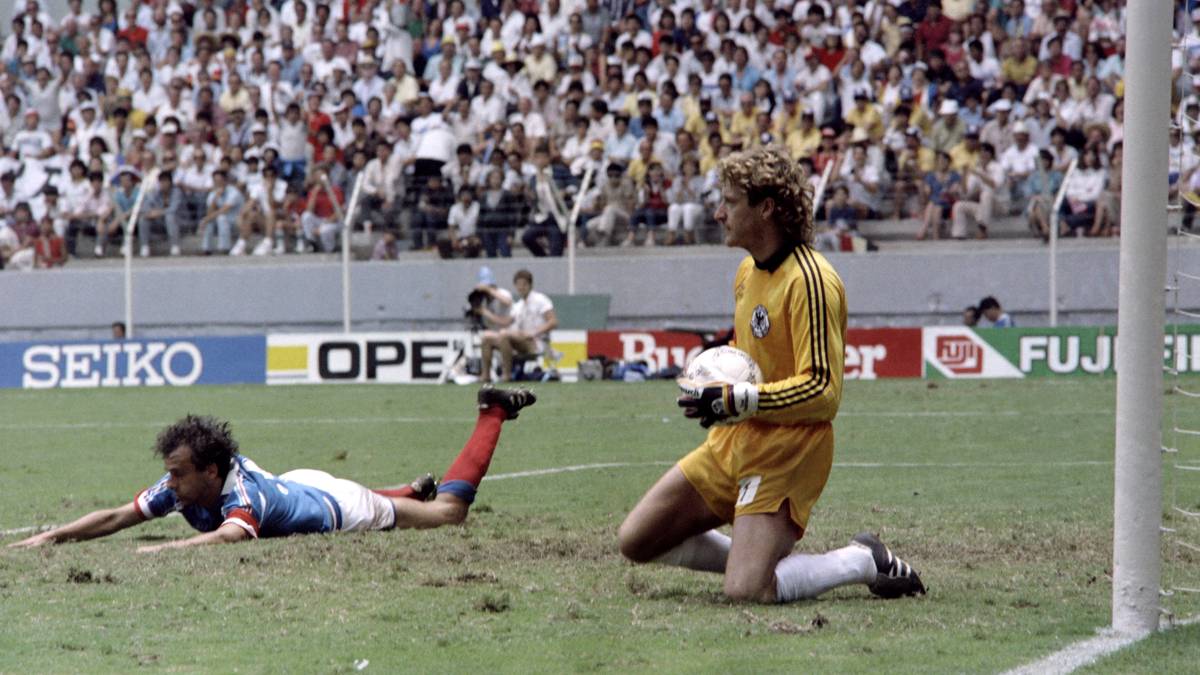 PLATZ 9 - TONI SCHUMACHER (Deutschland): Hieß mit Rufnamen Harald, mit zweitem Vornamen Anton. Verdankt den Spitznamen aber einerseits dem Kölner Meisterschlussmann von 1964, Toni Schumacher. Andererseits dem Umstand, dass im Team des 1.FC Köln "Harald" schon durch den Verteidiger Konopka belegt war. Gewann mit dem FC 1978 das Double