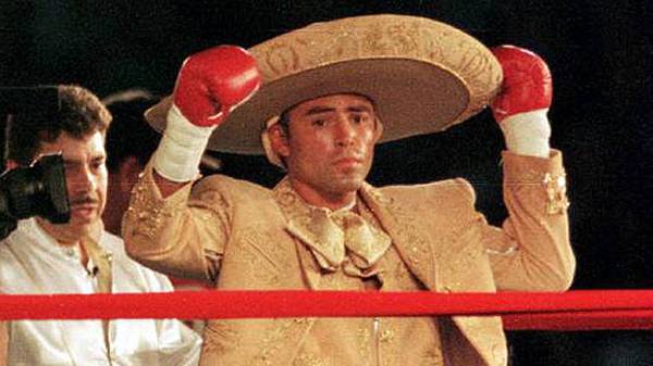 Als Mariachi verkleidet betrat De la Hoya unter anderem den Ring. Er hat eine Bilanz von 39:6, davon 30 Siege durch vorzeitigen K.o., vorzuweisen