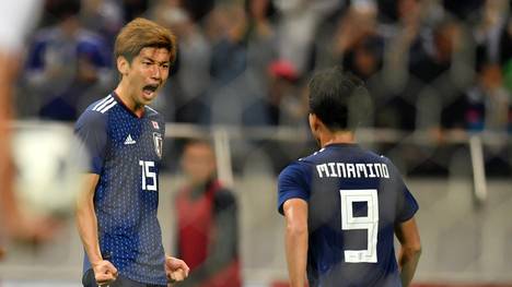 Fußball: Japan besiegt Uruguay - Südkorea remis gegen Panama , Yuya Osako (links) freut sich mit dem Doppeltorschützen Takumi Minamino 