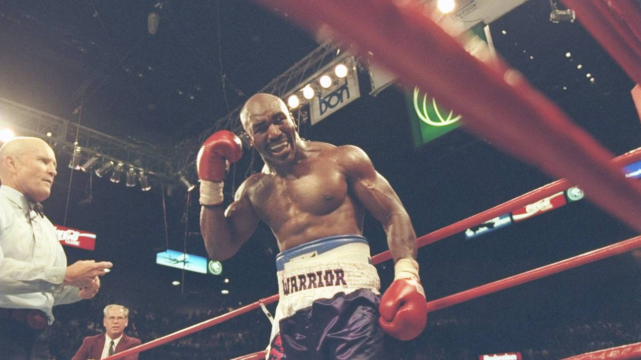 Mills Lane begutachtet das kaputte Ohr von Evander Holyfield