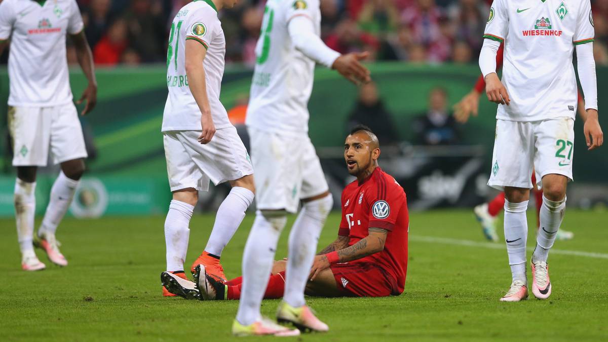 Der Chilene holt den Elfmeter zum 2:0 heraus - und löst durch seine unfaire Aktion heftige Reaktionen aus 