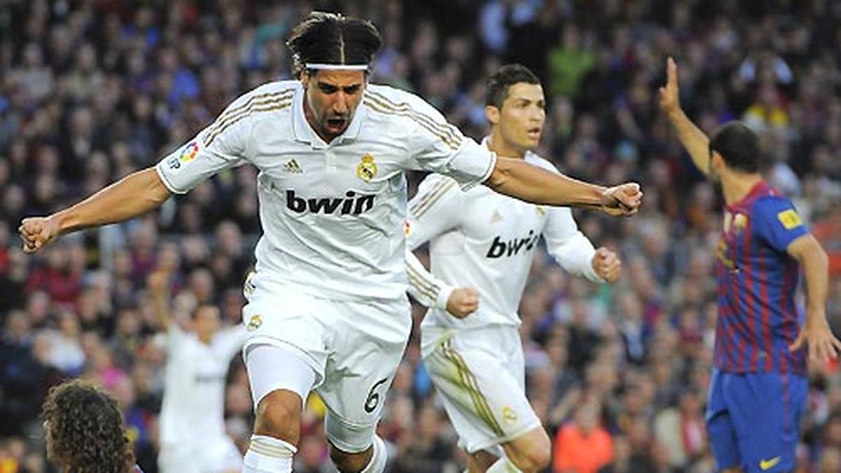 Schon nach 17 Minuten jubelt die Mannschaft von Kontrahent Mourinho. Khedira (2. v. l.) bugsiert den Ball zum 1:0 ins Netz und feiert damit auch seinen persönlich größten Clasico-Moment