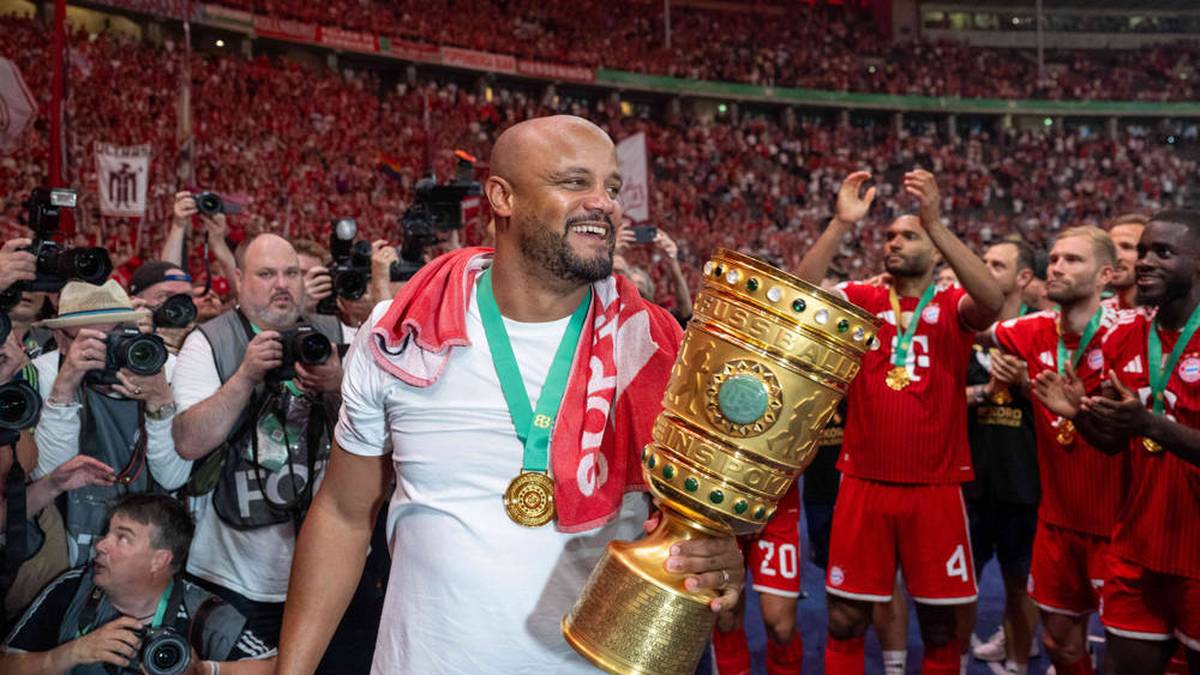 Trainer Vincent Kompany ist in der Kurve ebenfalls dabei