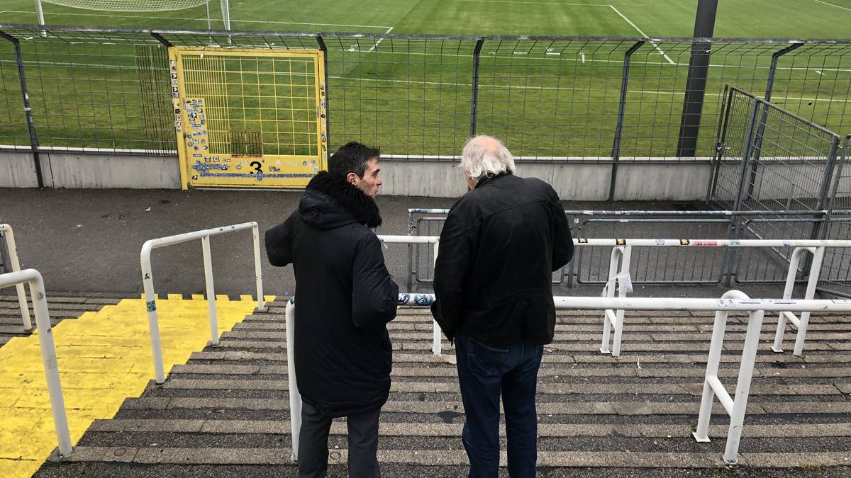 Blick ins Allerheiligste: Berkant Göktan (l.) und Franz Hell im altehrwürdigen Grünwalder Stadion 