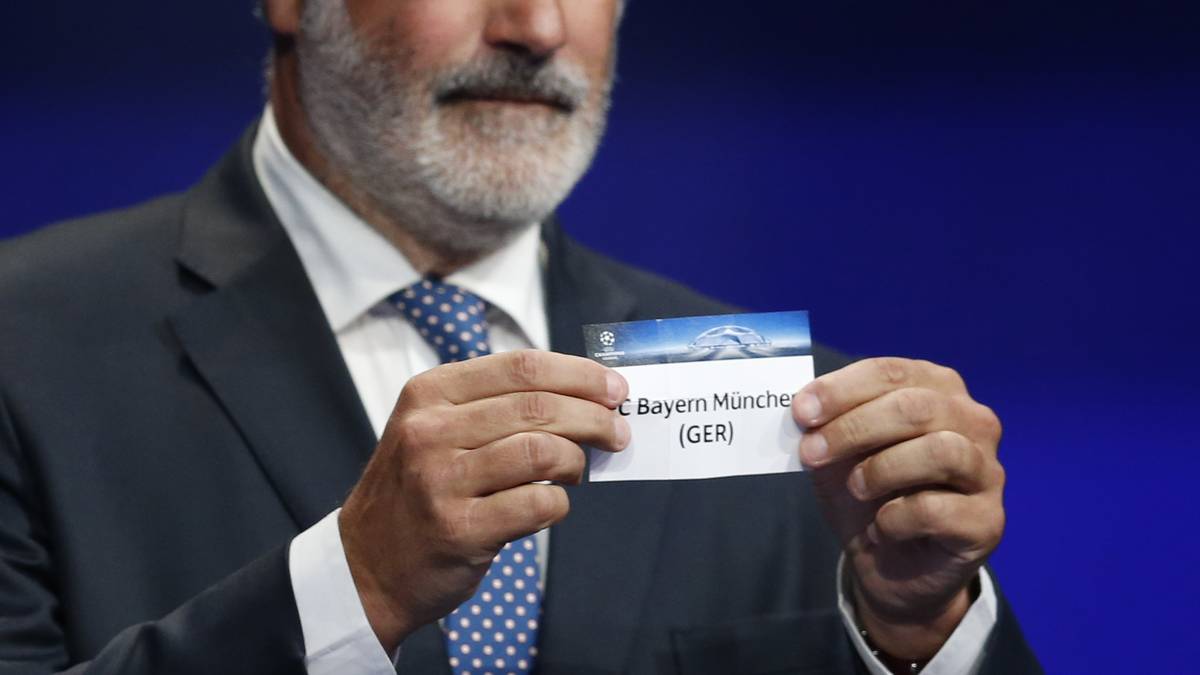 Sein Sportdirektor Andoni Zubizarreta zieht die Lose der Topteams aus Topf 1. Den FC Bayern München platziert er in Gruppe F. Später kommen noch der FC Arsenal, Dinamo Zagreb...