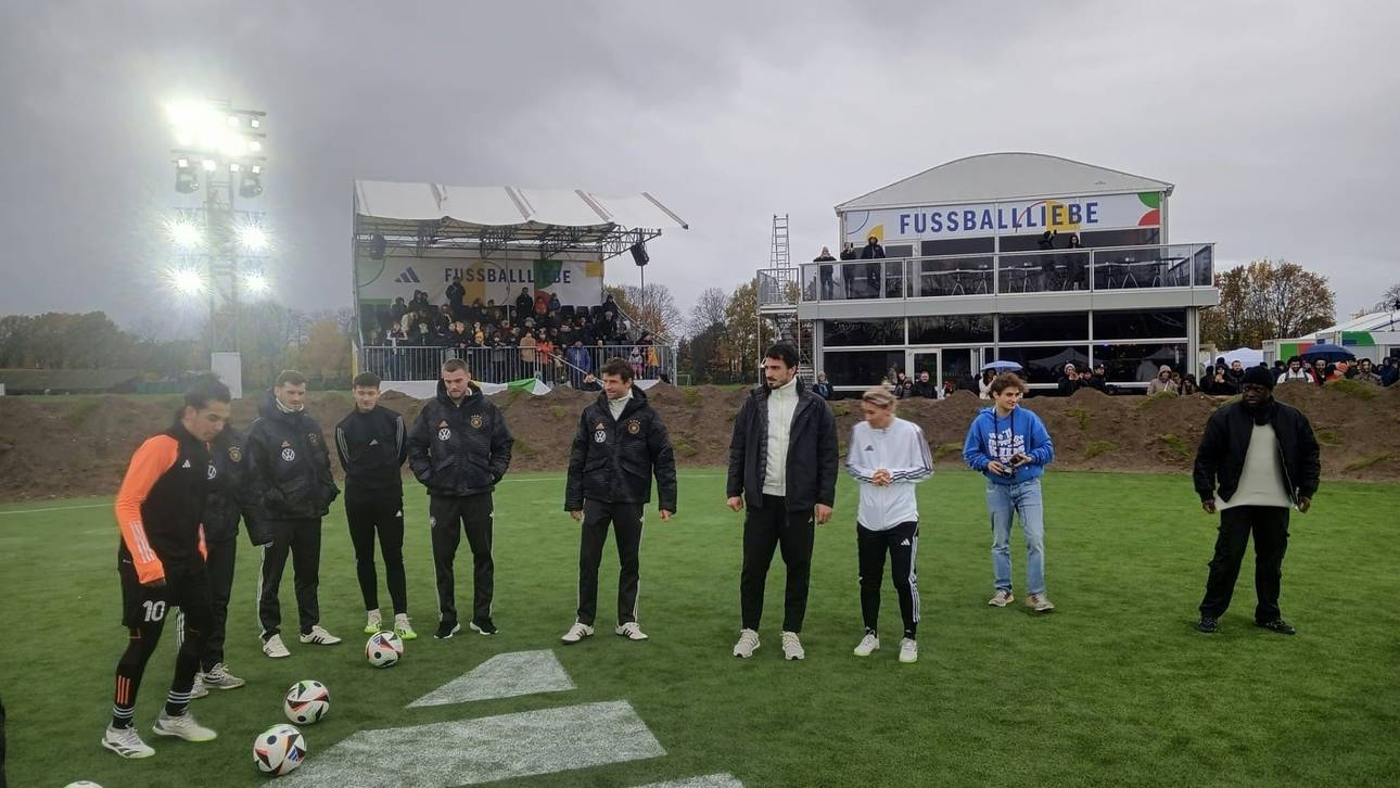 DFB-Stars lassen Fans warten