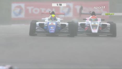 Beim ersten von insgesamt drei Läufen der ADAC Formel 4 auf dem Nürburgring ist gleich alles dabei! Lackaustausch und ein Regen-Drama zum Finale. Siegreich am Ende der Meisterschaftsdritte Jak Crawford. 