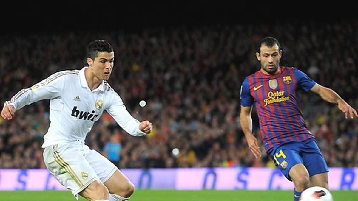 Zwar gleicht Barca durch Alexis Sanchez 20 Minuten vor Schluss aus. Doch Ronaldo (l.) entscheidet die Partie nach einem Traumpass von Özil nur drei Minuten später für die Königlichen