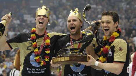 Siegerehrung, die deutschen Nationalspieler Pascal HENS, Christian SCHWARZER und Markus BAUR feiern mit dem Siegerpokal der WM 2007