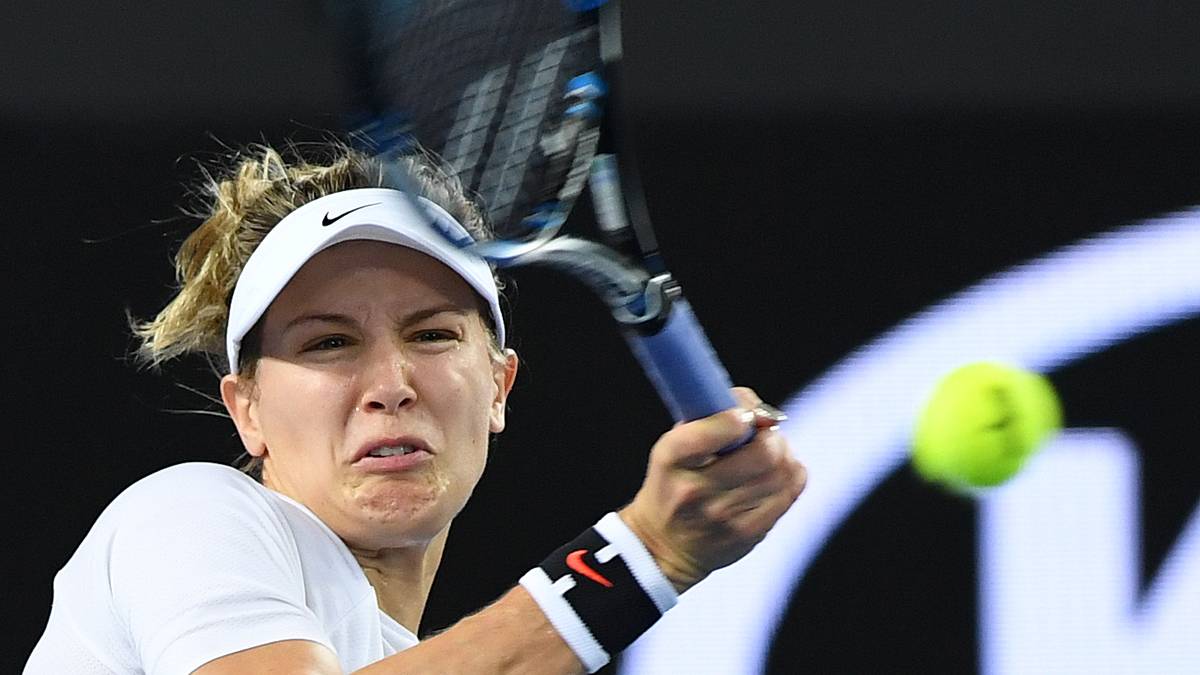 Bei jedem Schlag rutscht ihr weißes T-Shirt noch etwas weiter nach oben. 