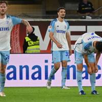 Auch nach dem Aus von Trainer Thomas Reis verhärtet sich die Krise von Schalke 04. Beim SC Paderborn kassiert Königsblau eine deutliche Niederlage.