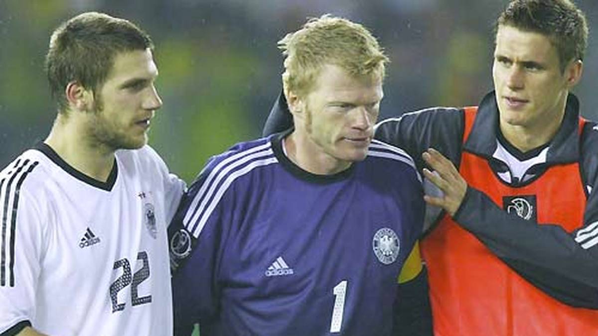 2002 erlebt er in Japan und Südkorea seine erste Weltmeisterschaft. Auf der rechten Mittelfeld-Seite ist er gesetzt  und zieht mit der deutschen Nationalmannschaft ins Endspiel ein. Nach der Final-Niederlage gegen Brasilien muss er zusammen mit Sebastian Kehl "Titan" Oliver Kahn trösten 