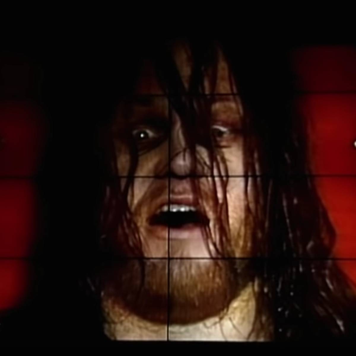 Beim Royal Rumble 1994 schockte WWE seine Fans mit einem denkwürdigen Grusel-Auftritt des Undertaker. SPORT1 erklärt die Geschichte dahinter.