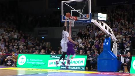 Die MLP Academics Heidelberg gewinnen in der BBL auswärts deutlich mit 95:73 gegen die BG Göttingen. Ryan Mikesell untermalt diese Machtdemonstration mit einem Monster-Block.