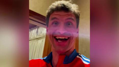 Thomas Müller nimmt seine Fans auch mit in das Trainingslager nach Doha und zeigt, wie es hinter den Kulissen abläuft. 