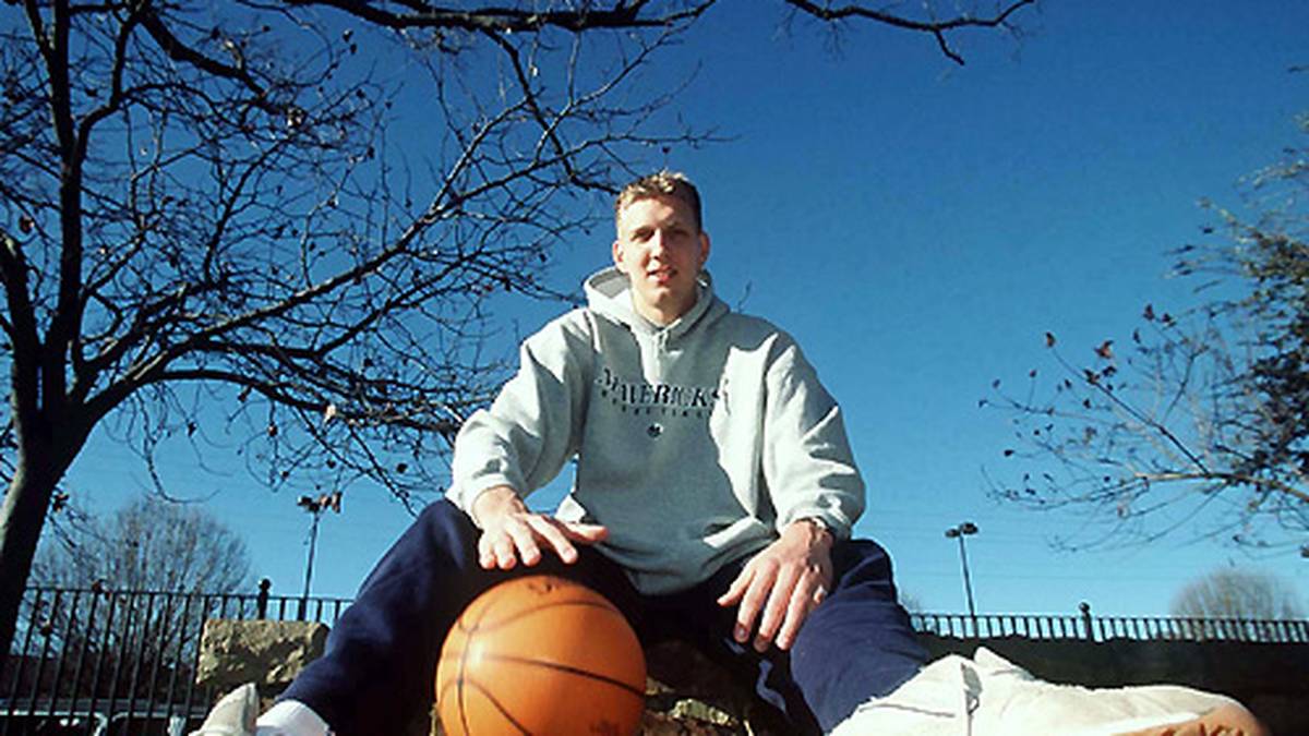 Mit Nowitzki soll es in Dallas aufwärts gehen. Der bis dato recht erfolglose Klub gewann in den acht vorangegangenen Jahren nie mehr als 36 Spiele pro Saison