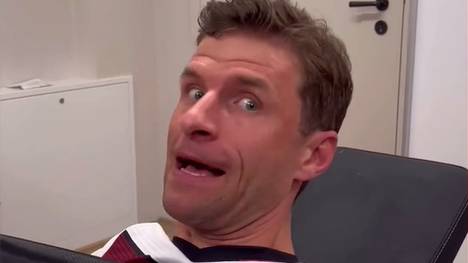 Thomas Müller macht sich auf kuriose Art und Weise fit für die Europameisterschaft im eigenen Land - und wird von den Fans dafür gefeiert.