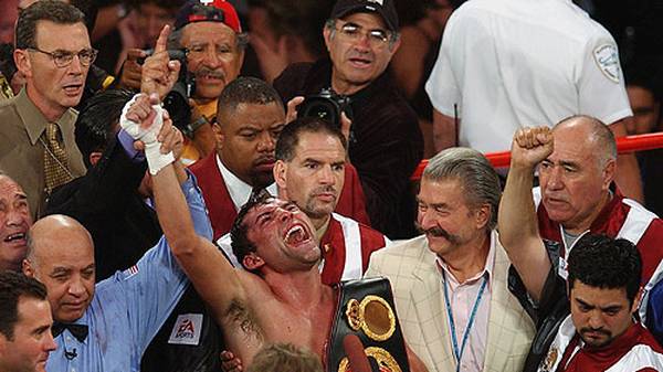 In den folgenden Jahren vereinigte er die Titel der WBA und WBC im Halbmittelgewicht, unter anderem durch den Sieg gegen Fernando Vargas im September 2002 