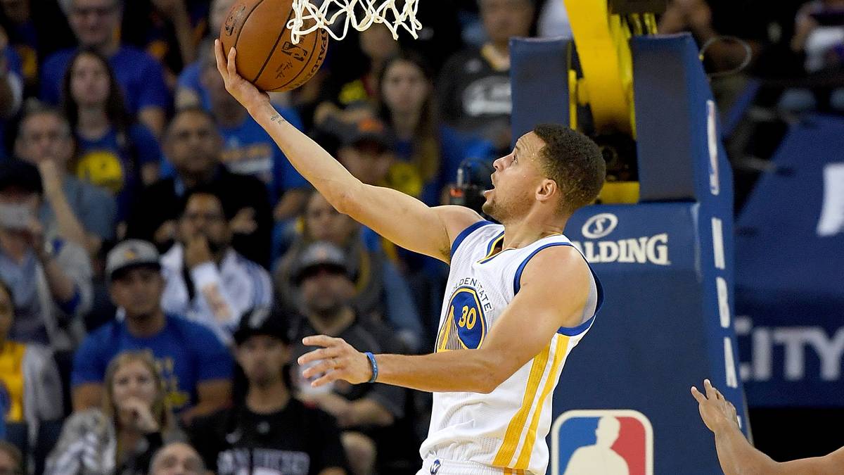 Curry kann nicht nur schießen. Auch am Korb ist der 1,91-Meter-Mann selten zu stoppen. Mit einer Quote von 68,7 Prozent zeigte sich Curry bei den Layups unter allen Spielern mit mindestens 150 Versuchen am treffsichersten. Auch defensiv stand er mit 2,14 Steals im Schnitt ganz oben